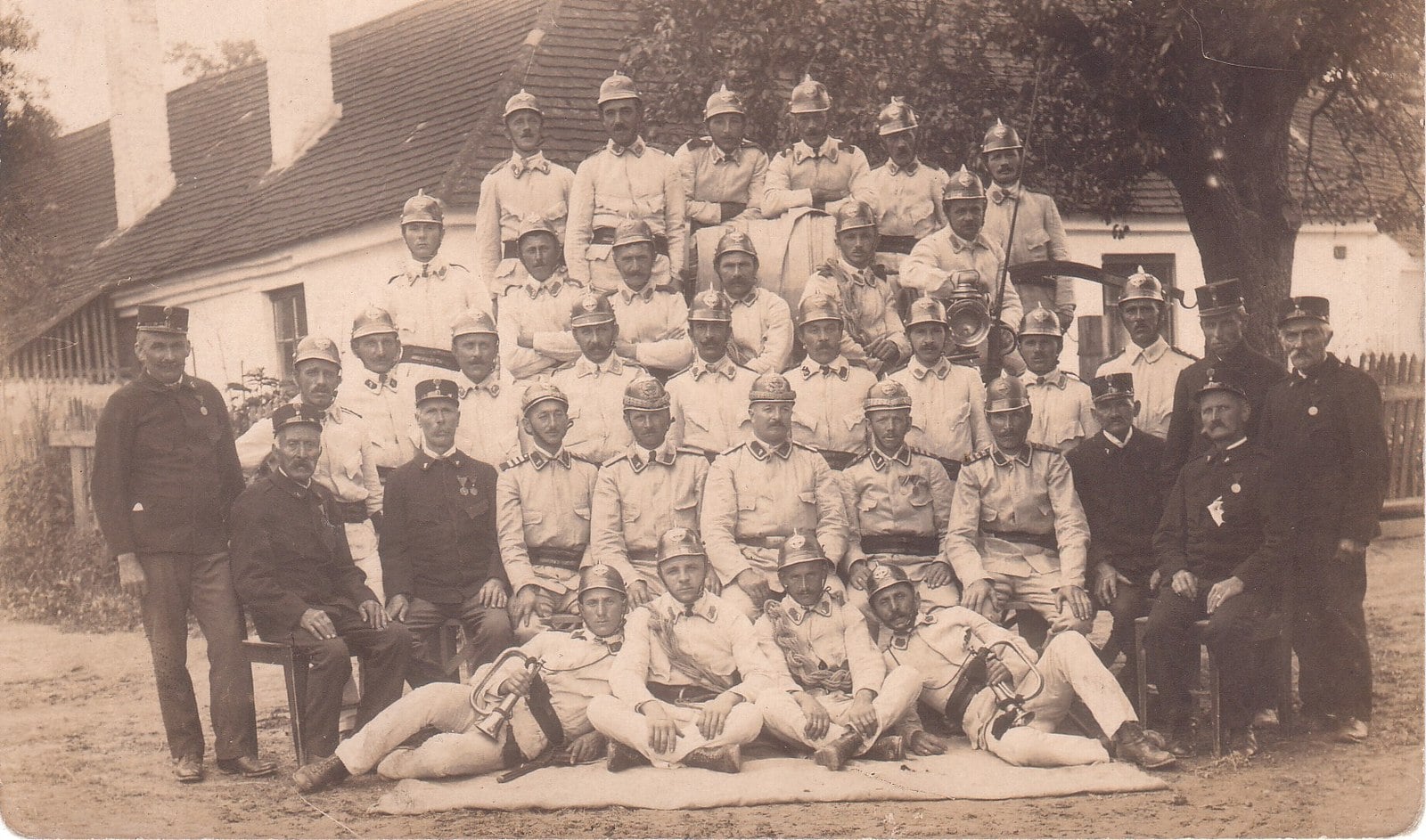 Gruppenfoto der Freiwilligen Feuerwehr Stranzendorf in Uniform, 1921