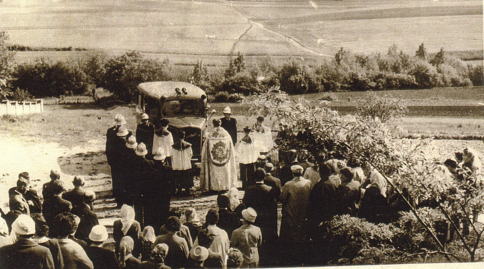 Feierliche Einweihung des Opel Blitz Rettungsautos durch den Pfarrer, Floriani 1961