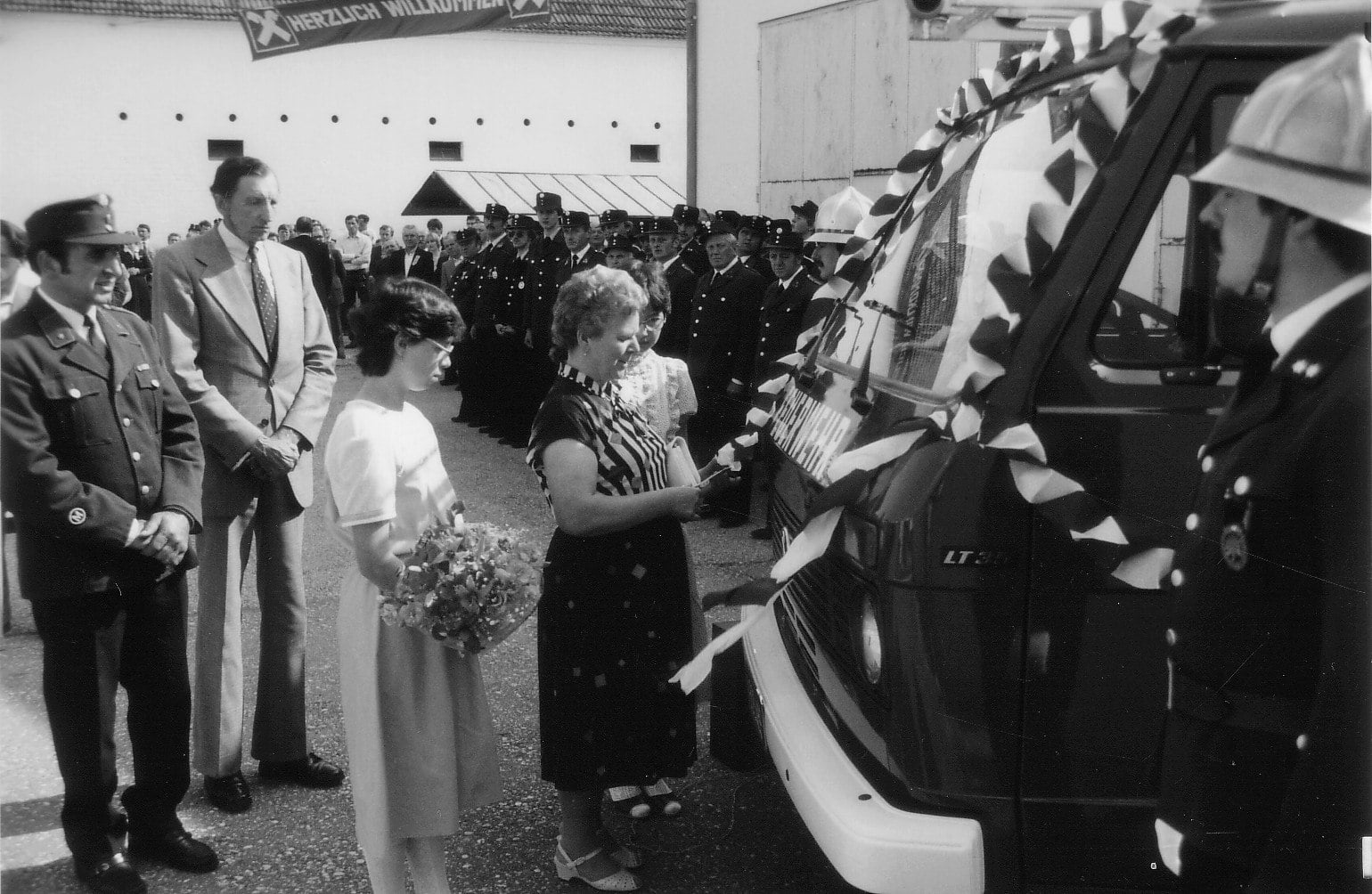 Feierliche Einweihung des neuen Feuerwehrfahrzeugs vor dem Feuerwehrhaus, 1984