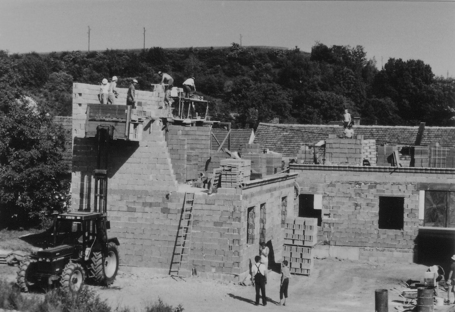 Der Rohbau des neuen Feuerwehrhauses im Entstehen, 1989