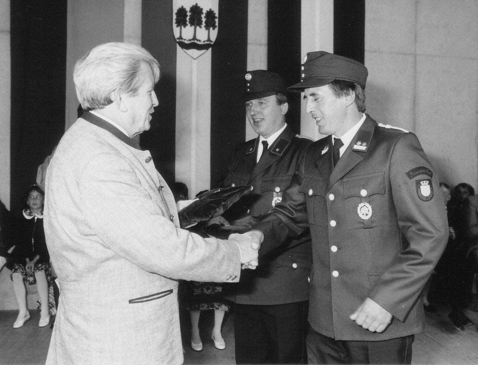 Schlüsselübergabe durch Landeshauptmann Siegfried Ludwig an die Feuerwehr Stranzendorf, 1992